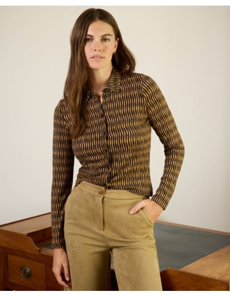 CAMISA ELÁSTICA CON PRINT DE ONDAS.