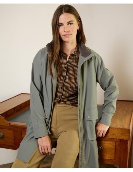 CAMISA ELÁSTICA CON PRINT DE ONDAS.