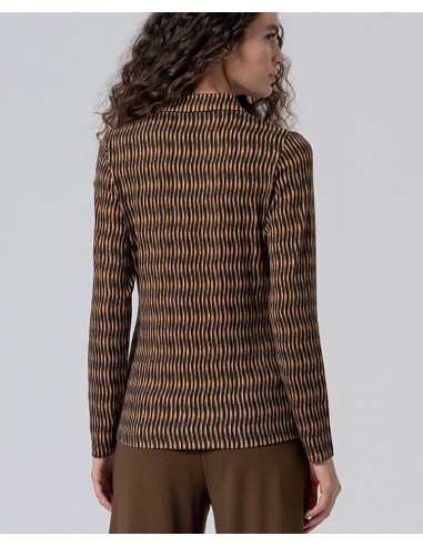 CAMISA ELÁSTICA CON PRINT DE ONDAS.