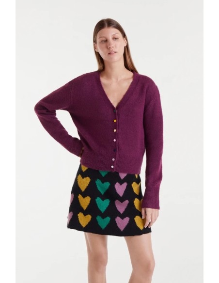 CHAQUETA DE PUNTO,DETALLES EN BOTONES.