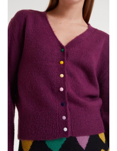 CHAQUETA DE PUNTO,DETALLES EN BOTONES.