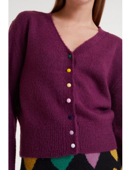 CHAQUETA DE PUNTO,DETALLES EN BOTONES.