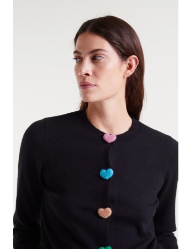 CHAQUETA DE PUNTO CON DETALLES DE CORAZONES EN BOTONES.