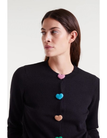 CHAQUETA DE PUNTO CON DETALLES DE CORAZONES EN BOTONES.