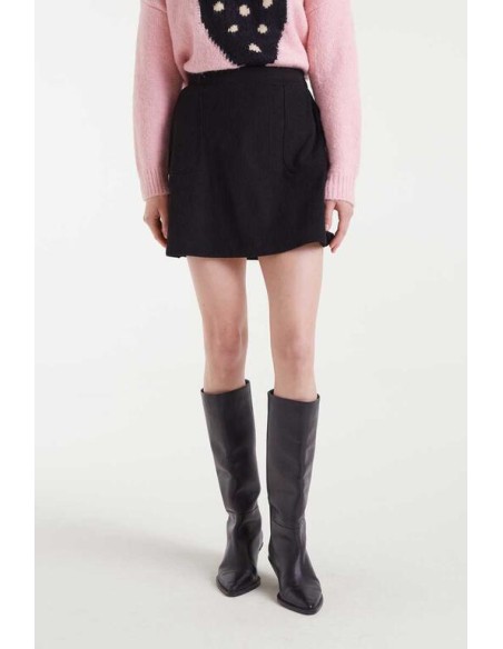 FALDA CORTA CON TEJIDO DE PANA.