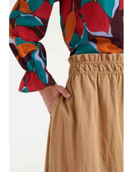 FALDA MIDI CON TEJIDO TECHNICAL,ELÁSTICO EN LA CINTURA,FRUNCIDO.