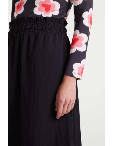 FALDA MIDI CON TEJIDO TECHNICAL, ELÁSTICO EN LA CINTURA FRUNCIDO.