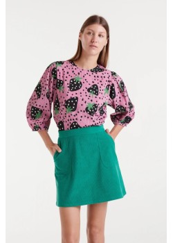 TOP CON ESTAMPADO MORANGO CON MANGA FRANCESA ABULLONADA.