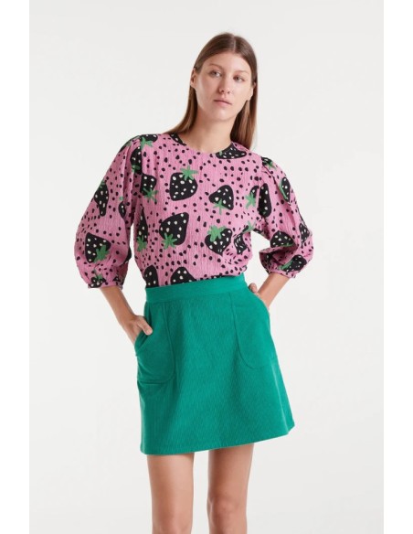 TOP CON ESTAMPADO MORANGO CON MANGA FRANCESA ABULLONADA.