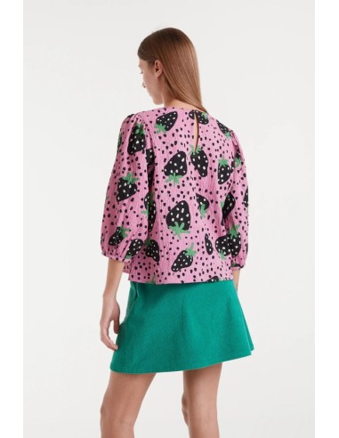 TOP CON ESTAMPADO MORANGO CON MANGA FRANCESA ABULLONADA.