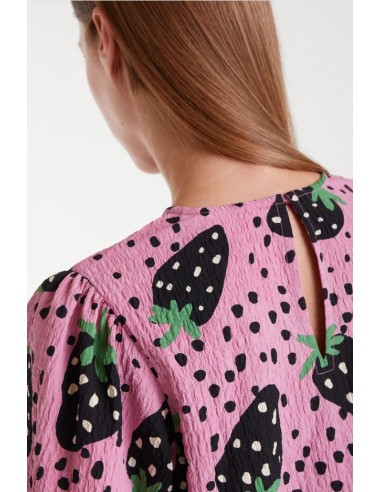 TOP CON ESTAMPADO MORANGO CON MANGA FRANCESA ABULLONADA.