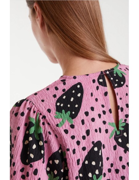 TOP CON ESTAMPADO MORANGO CON MANGA FRANCESA ABULLONADA.