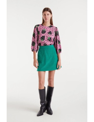 TOP CON ESTAMPADO MORANGO CON MANGA FRANCESA ABULLONADA.