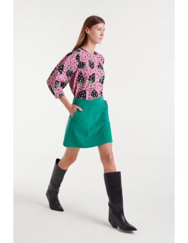 TOP CON ESTAMPADO MORANGO CON MANGA FRANCESA ABULLONADA.