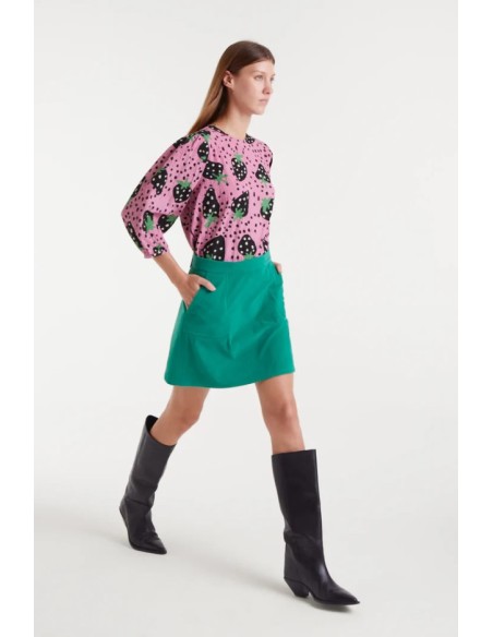 TOP CON ESTAMPADO MORANGO CON MANGA FRANCESA ABULLONADA.