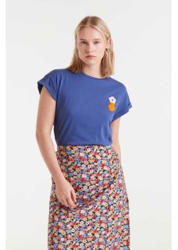 CAMISETA 100% ALGODÓN,CON DETALLE BORDADO FLORAL.