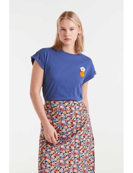 CAMISETA 100% ALGODÓN,CON DETALLE BORDADO FLORAL.