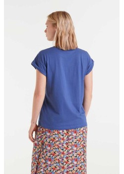CAMISETA 100% ALGODÓN,CON DETALLE BORDADO FLORAL. 2
