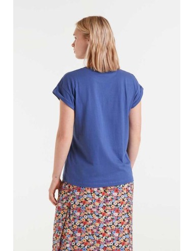 CAMISETA 100% ALGODÓN,CON DETALLE BORDADO FLORAL.