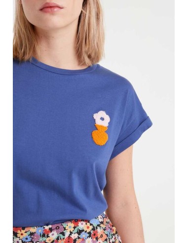 CAMISETA 100% ALGODÓN,CON DETALLE BORDADO FLORAL.