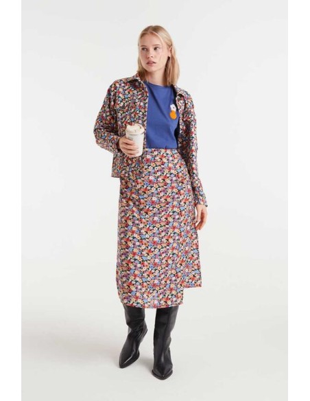 CAMISETA 100% ALGODÓN,CON DETALLE BORDADO FLORAL.