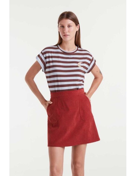 CAMISETA 100% ALGODÓN CON ESTAMPADO DE RAYAS MARRÓN Y AZUL.