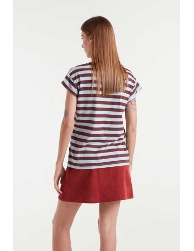 CAMISETA 100% ALGODÓN CON ESTAMPADO DE RAYAS MARRÓN Y AZUL.