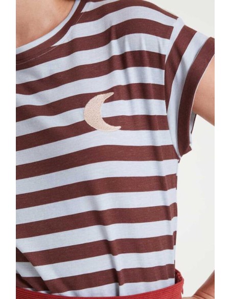 CAMISETA 100% ALGODÓN CON ESTAMPADO DE RAYAS MARRÓN Y AZUL.