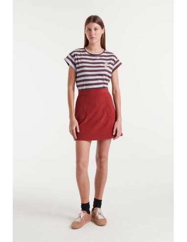 CAMISETA 100% ALGODÓN CON ESTAMPADO DE RAYAS MARRÓN Y AZUL.