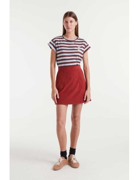 CAMISETA 100% ALGODÓN CON ESTAMPADO DE RAYAS MARRÓN Y AZUL.