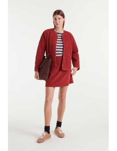 CAMISETA 100% ALGODÓN CON ESTAMPADO DE RAYAS MARRÓN Y AZUL.