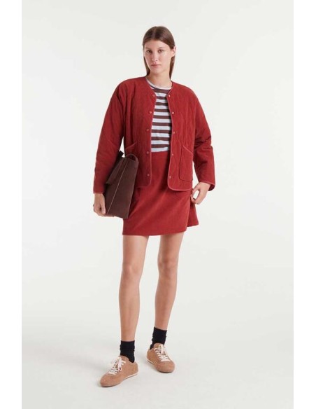 CAMISETA 100% ALGODÓN CON ESTAMPADO DE RAYAS MARRÓN Y AZUL.