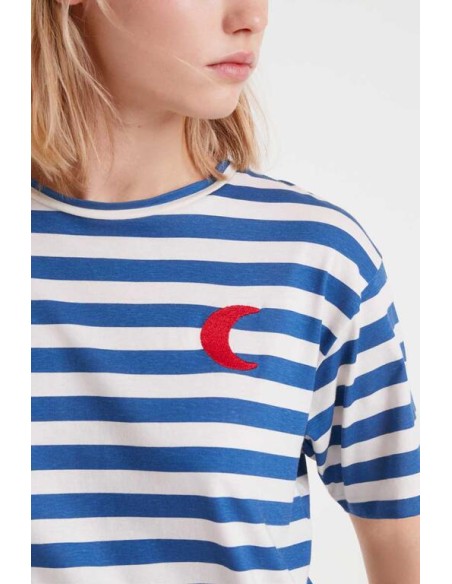 CAMISETA 100% ALGODÓN CON ESTAMPADO DE RAYAS BLANCAS Y AZULES.