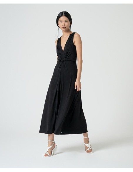 VESTIDO LARGO DE TIRANTES, CON DETALLE NUDO EN CINTURILLA.