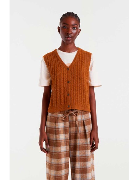 CHALECO DE PUNTO MARRÓN.