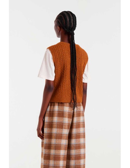 CHALECO DE PUNTO MARRÓN.