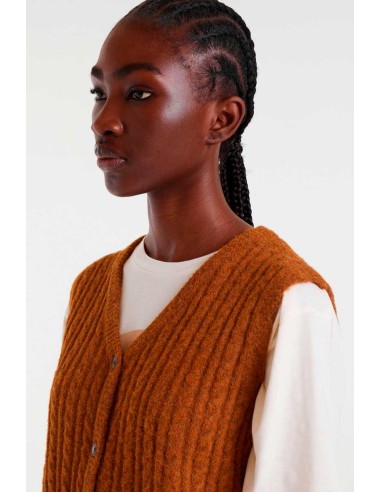 CHALECO DE PUNTO MARRÓN.