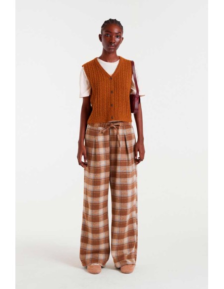 CHALECO DE PUNTO MARRÓN.