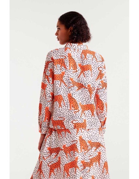 CAMISA CON ESTAMPADO TANO.