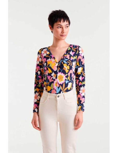 CAMISETA CON ESTAMPADO BABOUSHKA.