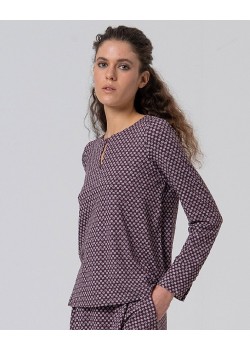 BLUSA ESTAMPADA CON ABERTURA EN EL ESCOTE.