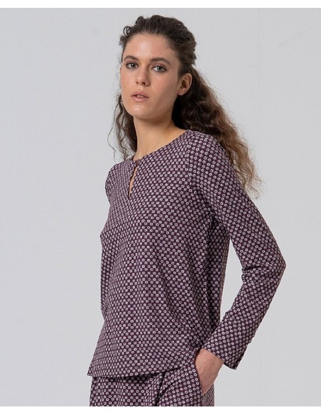 BLUSA ESTAMPADA CON ABERTURA EN EL ESCOTE.