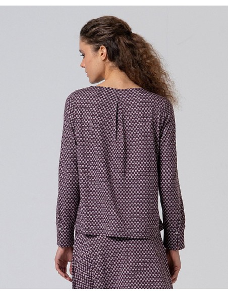 BLUSA ESTAMPADA CON ABERTURA EN EL ESCOTE.