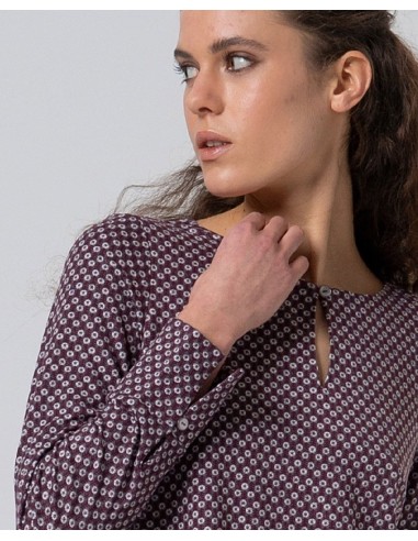 BLUSA ESTAMPADA CON ABERTURA EN EL ESCOTE.