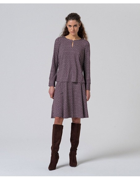 BLUSA ESTAMPADA CON ABERTURA EN EL ESCOTE.