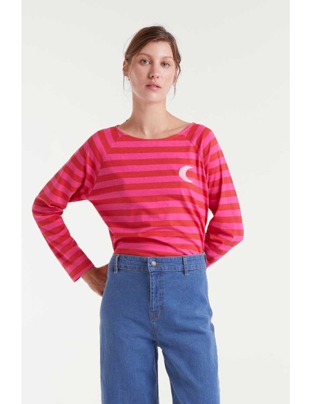 CAMISETA 100% ALGODÓN CON ESTAMPADO DE RAYAS ROSASY BORDADODE LUNA.