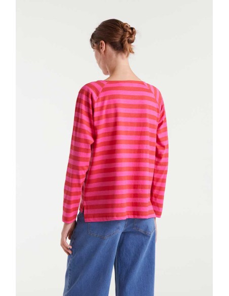 CAMISETA 100% ALGODÓN CON ESTAMPADO DE RAYAS ROSASY BORDADODE LUNA.