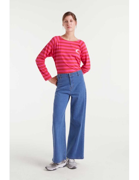 CAMISETA 100% ALGODÓN CON ESTAMPADO DE RAYAS ROSASY BORDADODE LUNA.