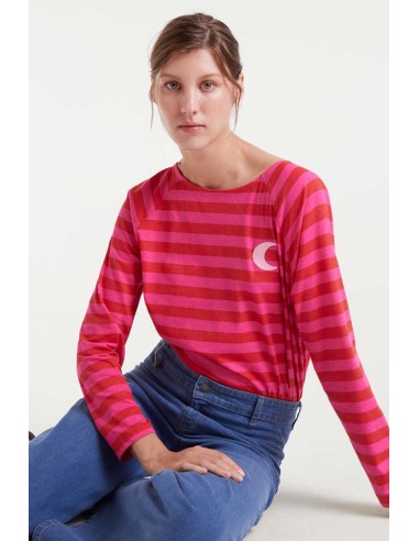 CAMISETA 100% ALGODÓN CON ESTAMPADO DE RAYAS ROSASY BORDADODE LUNA.