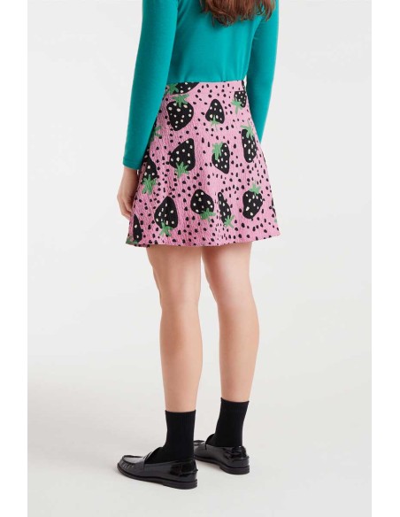 FALDA CORTA CON ESTAMPADO DE FRESAS.